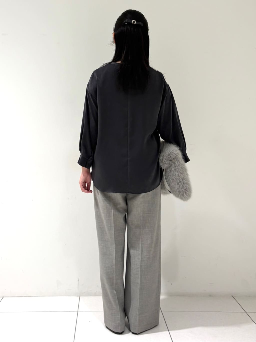 momokoさんの「INDIVI｜【セットアップ可能】スエード調サテンブラウス」を使ったコーディネート