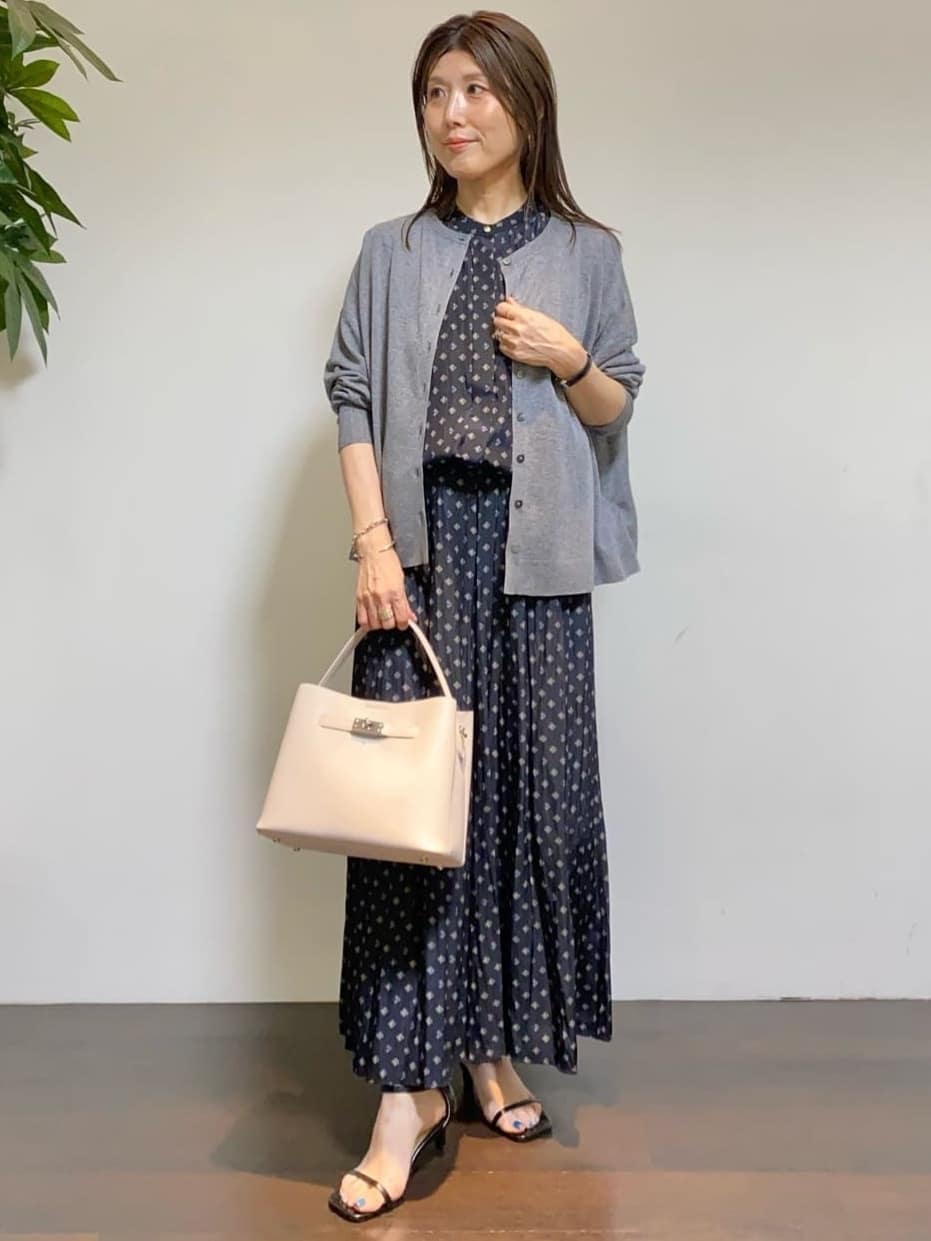 tomoさんの「UNTITLED｜【セットアップ可/リラクシー/通勤】スクエアジオメ柄ブラウス」を使ったコーディネート