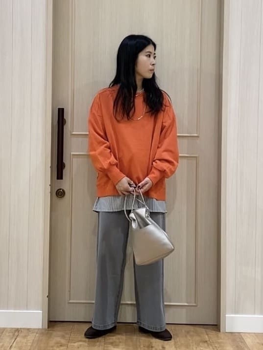 ERIさんの「SHOO･LA･RUE｜【洗濯後しわになりにくい/吸水速乾/UVカット】着こなしで雰囲気いろいろ　お袖シャーリングシャツ」を使ったコーディネート