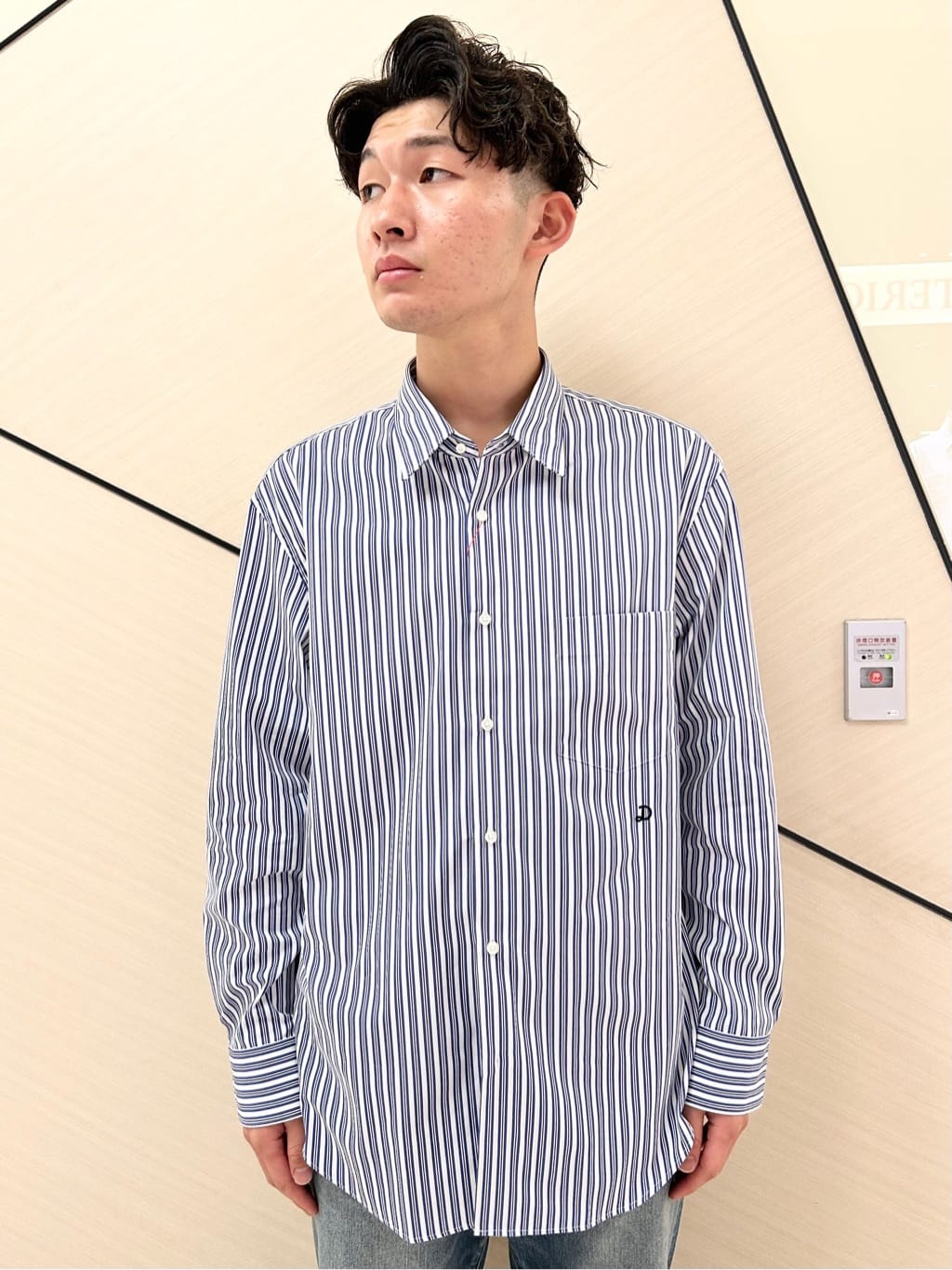 千葉亮太さんの「DRESSTERIOR｜THOMAS MASON ストライプシャツ」を使ったコーディネート