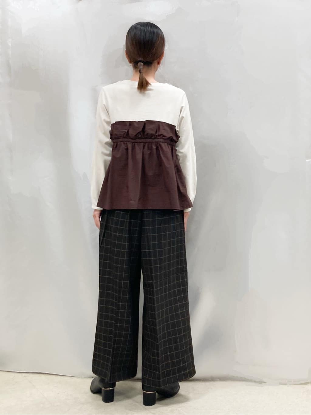thさんの「SHOO･LA･RUE｜【洗濯機可/S-LL】1枚で華やか フリルドッキングトップス」を使ったコーディネート