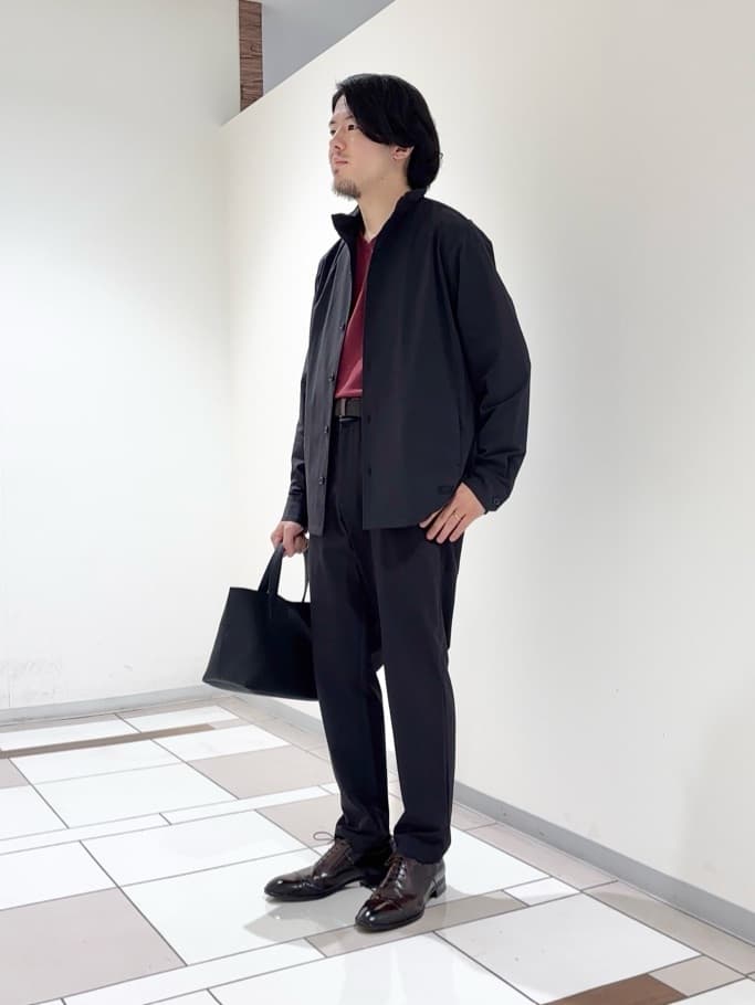 及川さんの「TAKEO KIKUCHI｜【3D ナイロン ストレッチ】スタンドカラー シャツブルゾン」を使ったコーディネート