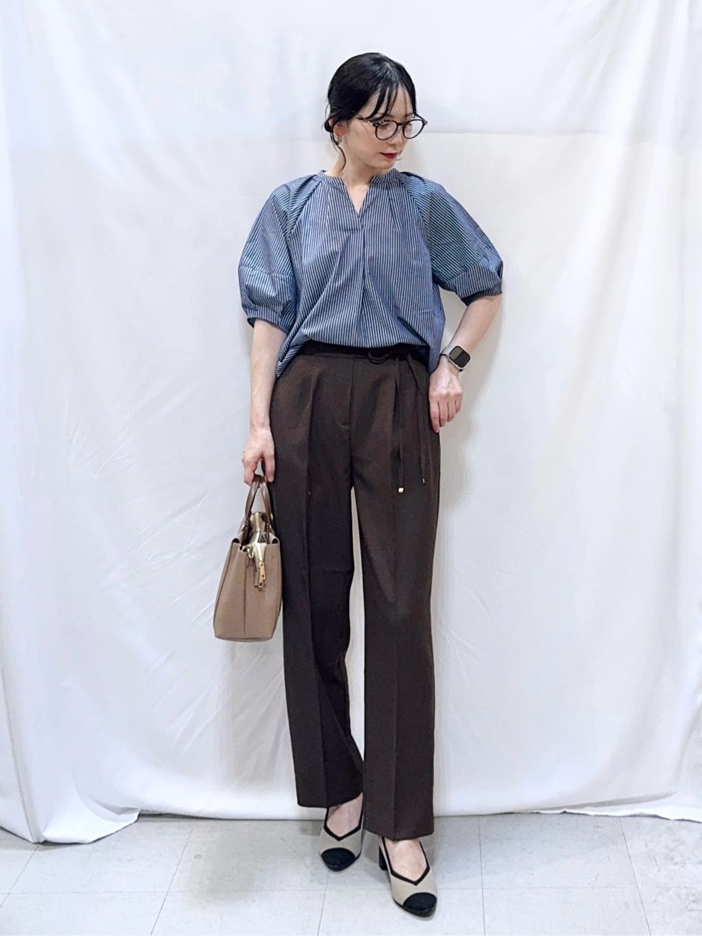 𝐇𝐢𝐫𝐨𝐦𝐢さんの「SHOO･LA･RUE｜【S-LL/洗濯後しわになりにくい】ランタンスリーブで女性らしく 5分袖スキッパーブラウス」を使ったコーディネート