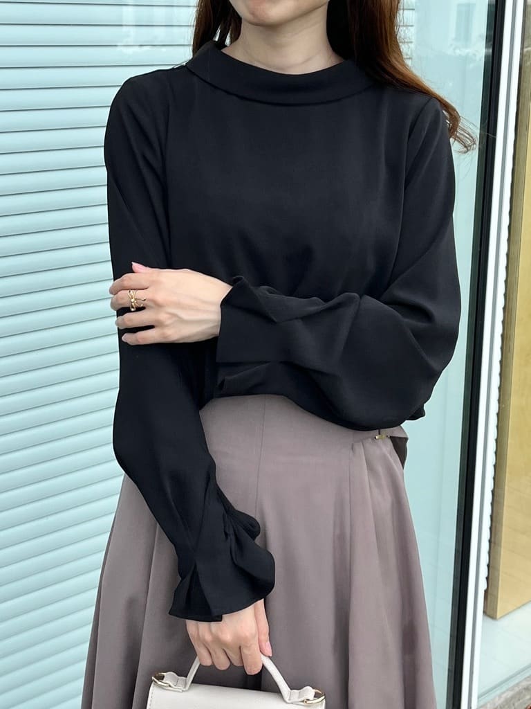 はばさんの「Couture brooch｜【大人可愛い・通勤】ロールカラーバックリボンブラウス」を使ったコーディネート