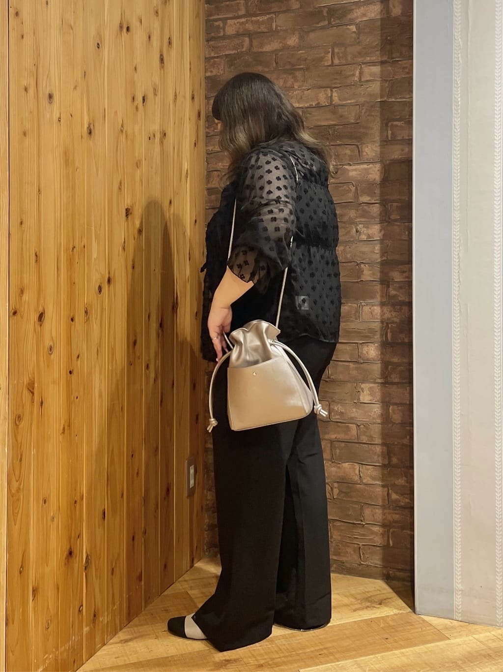 Risaさんの「SHOO･LA･RUE｜華やかにさをプラスする シアードビー シャーリングブラウス」を使ったコーディネート