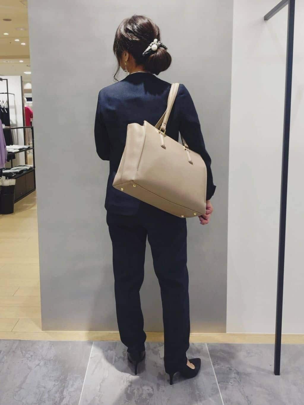 TOMOMIさんの「INDIVI｜【洗える／通勤／スーツ】メランジストレッチ テーパードパンツ」を使ったコーディネート