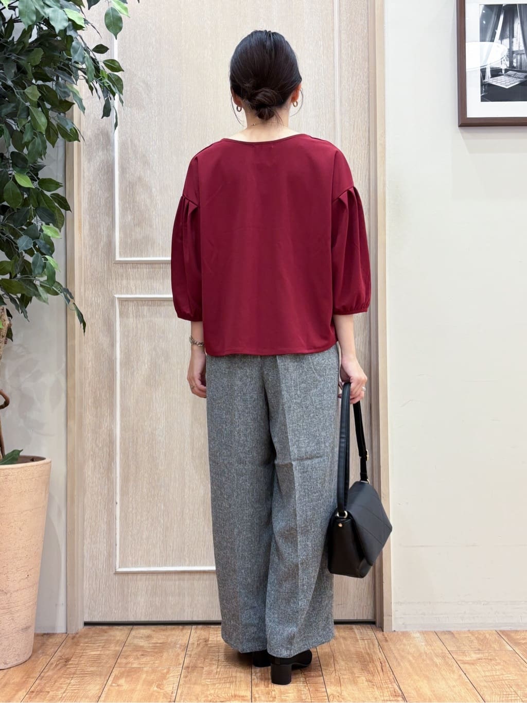 なみさんの「SHOO･LA･RUE｜【2点セット/7分袖】大人のきれい見え お袖タック入りアクセ付きトップス」を使ったコーディネート