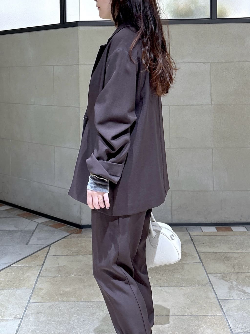 よねさんの「INDIVI｜Comfy SET UP｜イージーテーパードパンツ【セットアップ対応／通勤/カセット服】」を使ったコーディネート