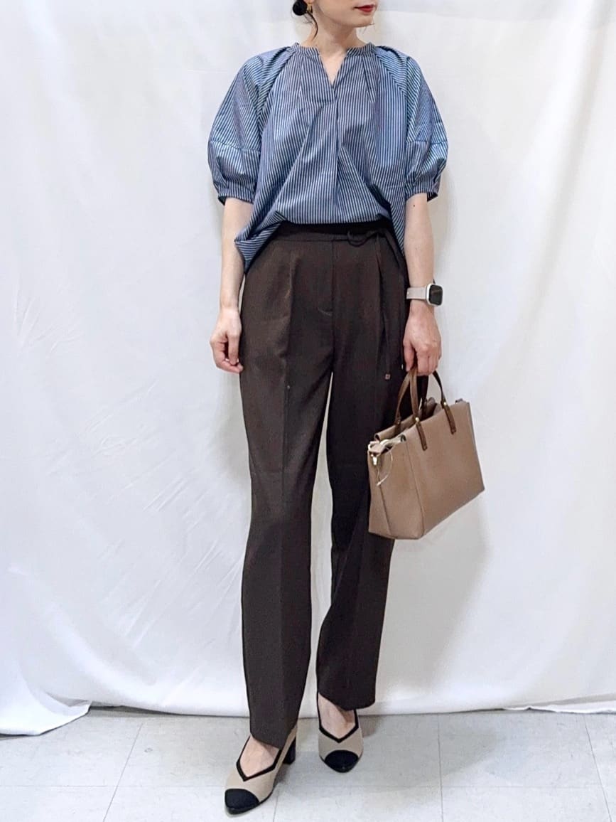 𝐇𝐢𝐫𝐨𝐦𝐢さんの「SHOO･LA･RUE｜【S-LL/洗濯後しわになりにくい】ランタンスリーブで女性らしく 5分袖スキッパーブラウス」を使ったコーディネート