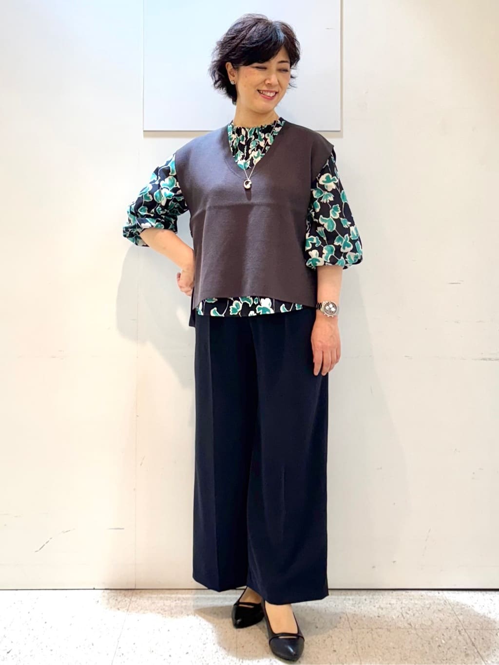 ヤスコさんの「Reflect｜【ジャケットのインナーにおすすめ◎】花柄タックデザインブブラウス」を使ったコーディネート
