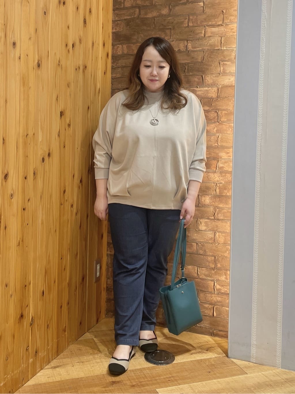 Risaさんの「SHOO･LA･RUE｜【高レビュー/SS-LL/美脚シルエット】自然に体型カバー イージーデニム テーパードパンツ」を使ったコーディネート