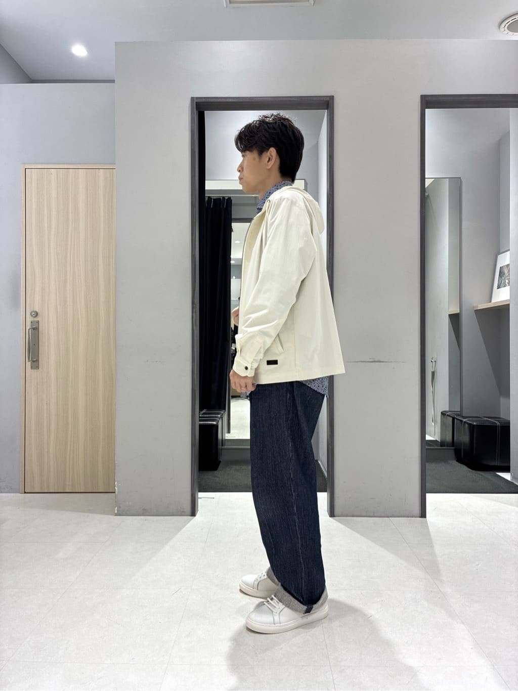 わいずみさんの「TAKEO KIKUCHI｜【3D ナイロン ストレッチ】ジップアップ フードブルゾン」を使ったコーディネート