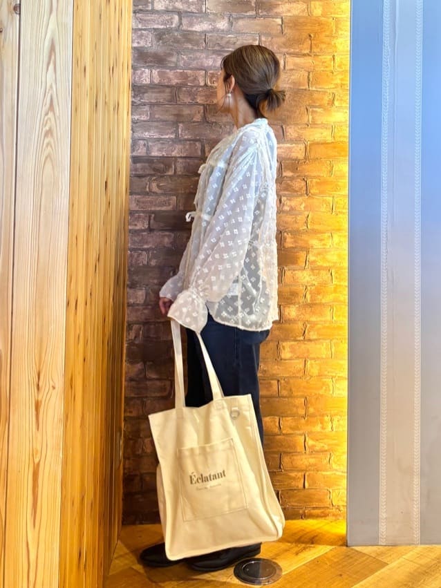 mieさんの「SHOO･LA･RUE｜華やかにさをプラスする シアードビー シャーリングブラウス」を使ったコーディネート