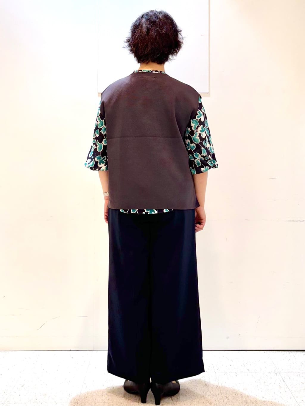 ヤスコさんの「Reflect｜【ジャケットのインナーにおすすめ◎】花柄タックデザインブブラウス」を使ったコーディネート
