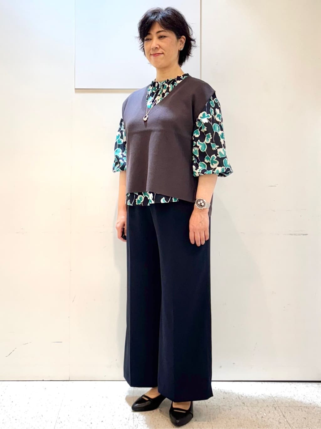 ヤスコさんの「Reflect｜【ジャケットのインナーにおすすめ◎】花柄タックデザインブブラウス」を使ったコーディネート