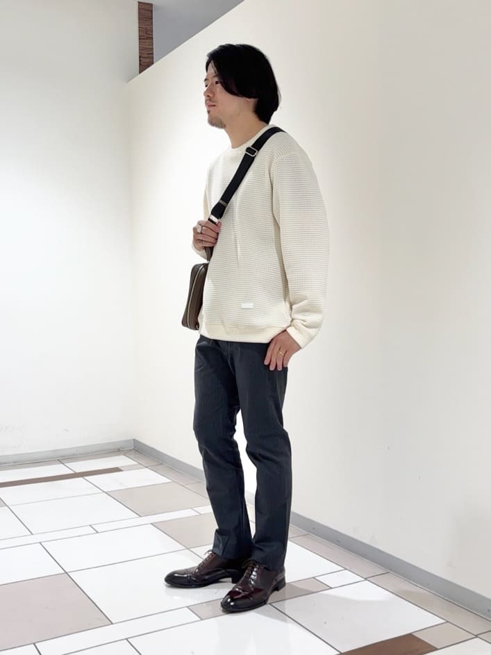 及川さんの「TAKEO KIKUCHI｜ニットライク プルオーバー」を使ったコーディネート