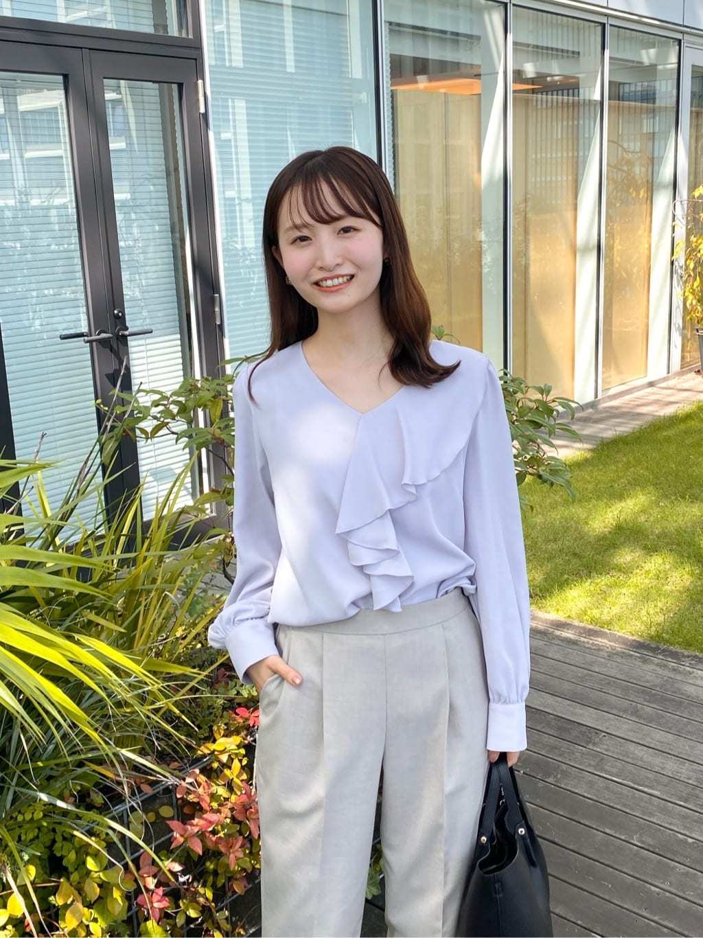 みさかさんの「index｜Vネックフリルブラウス【洗濯機OK／イージーアイロン】」を使ったコーディネート