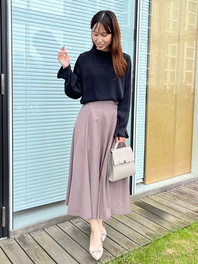 はばさんの「Couture brooch｜【大人可愛い・通勤】ロールカラーバックリボンブラウス」を使ったコーディネート