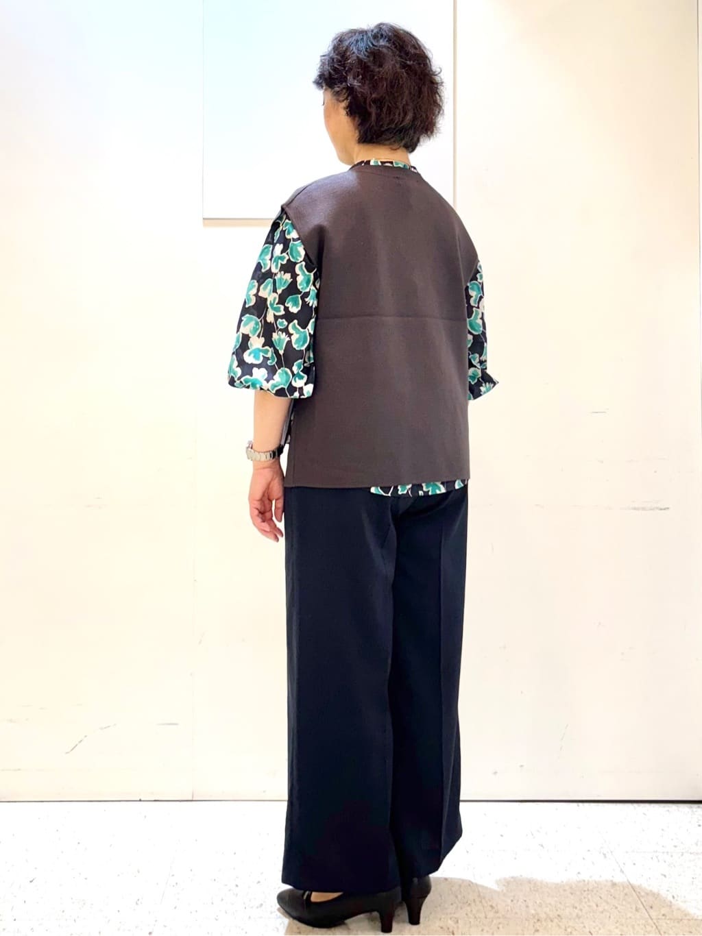 ヤスコさんの「Reflect｜【ジャケットのインナーにおすすめ◎】花柄タックデザインブブラウス」を使ったコーディネート