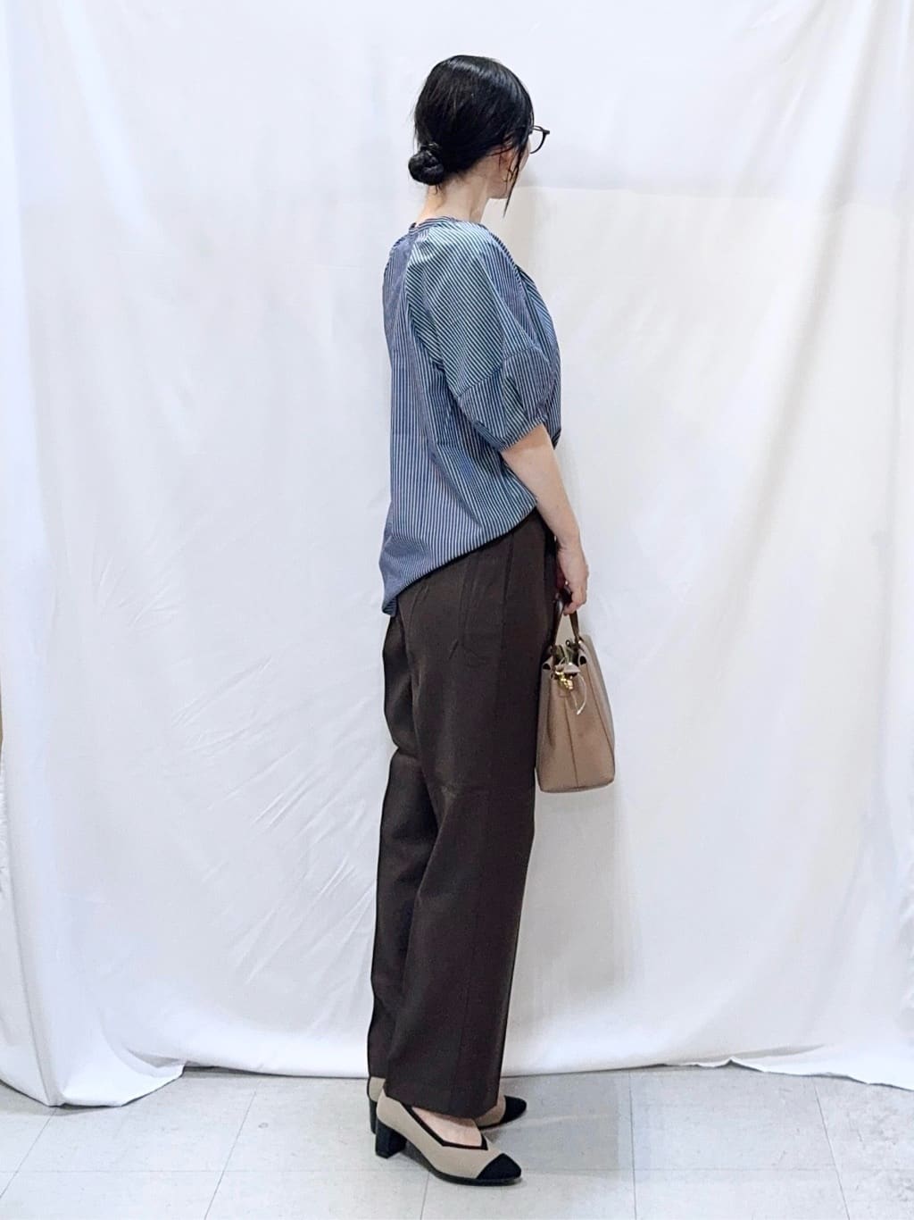 𝐇𝐢𝐫𝐨𝐦𝐢さんの「SHOO･LA･RUE｜【S-LL/洗濯後しわになりにくい】ランタンスリーブで女性らしく 5分袖スキッパーブラウス」を使ったコーディネート