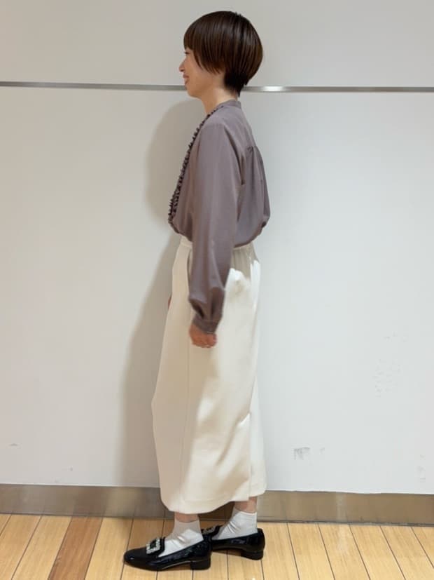 あやさんの「UNTITLED｜【1枚で着映え/オンオフ着回し】フリルサテンブラウス」を使ったコーディネート