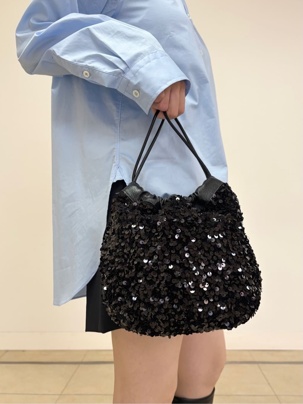 YOKOTAさんの「DRESSTERIOR｜スパンコール2WAY巾着バッグ」を使ったコーディネート