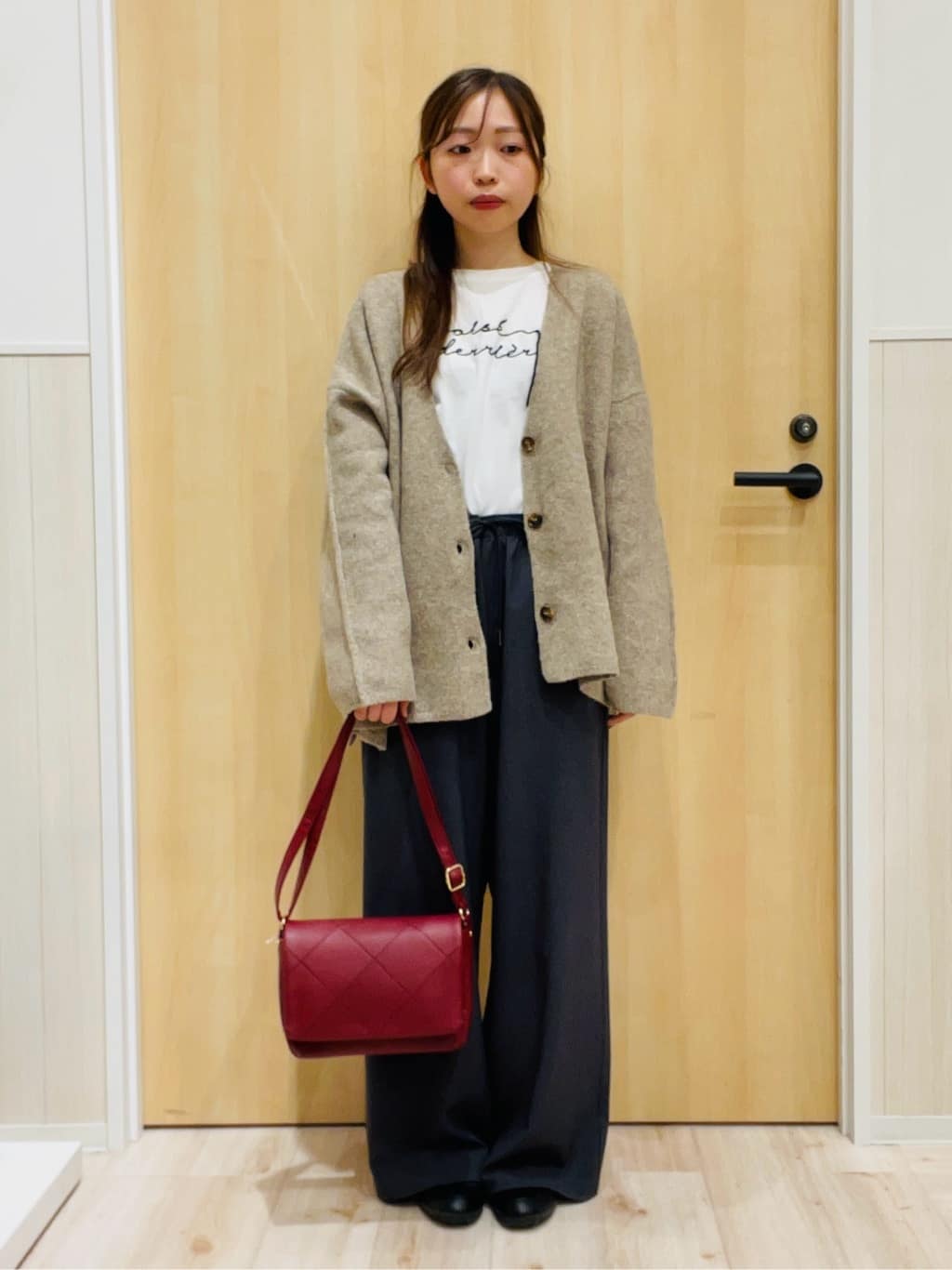 minamiさんの「SHOO･LA･RUE｜【洗濯機可/S-LL】周りと差がつく チェーンステッチロゴロンT」を使ったコーディネート