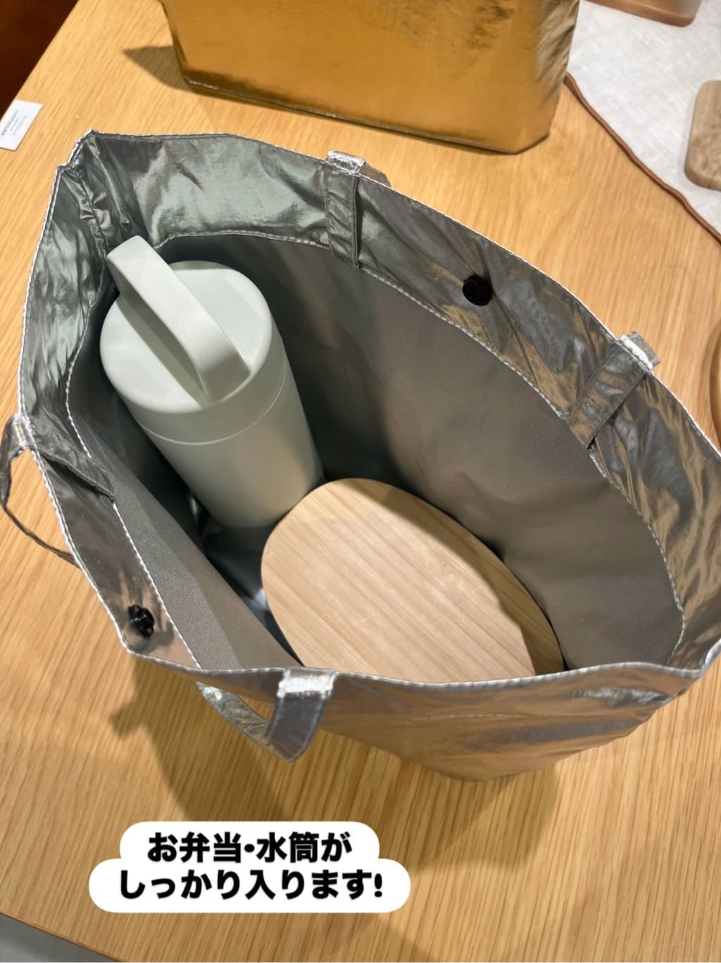 えびさんの「212 KITCHEN STORE｜シャイニーフラットランチバッグ SV」を使ったコーディネート