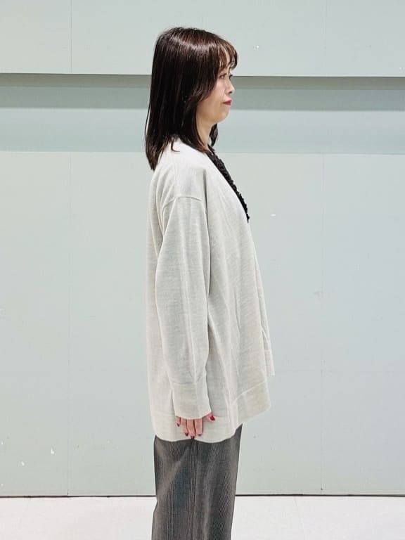 makiさんの「UNTITLED｜【1枚で着映え/オンオフ着回し】フリルサテンブラウス」を使ったコーディネート
