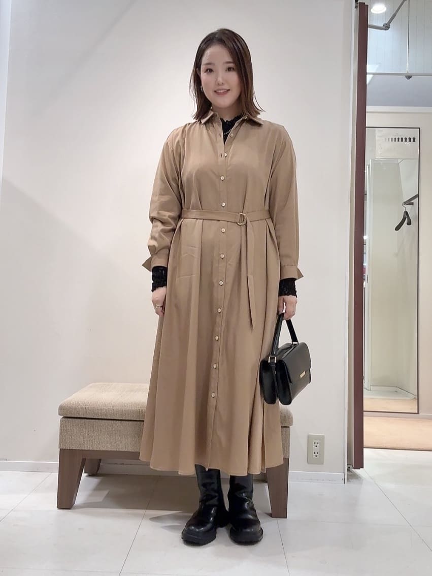 YUIさんの「UNTITLED｜【前開きボタン/ベルト付/羽織シャツ/】2WAYトレンチ風ワンピース」を使ったコーディネート