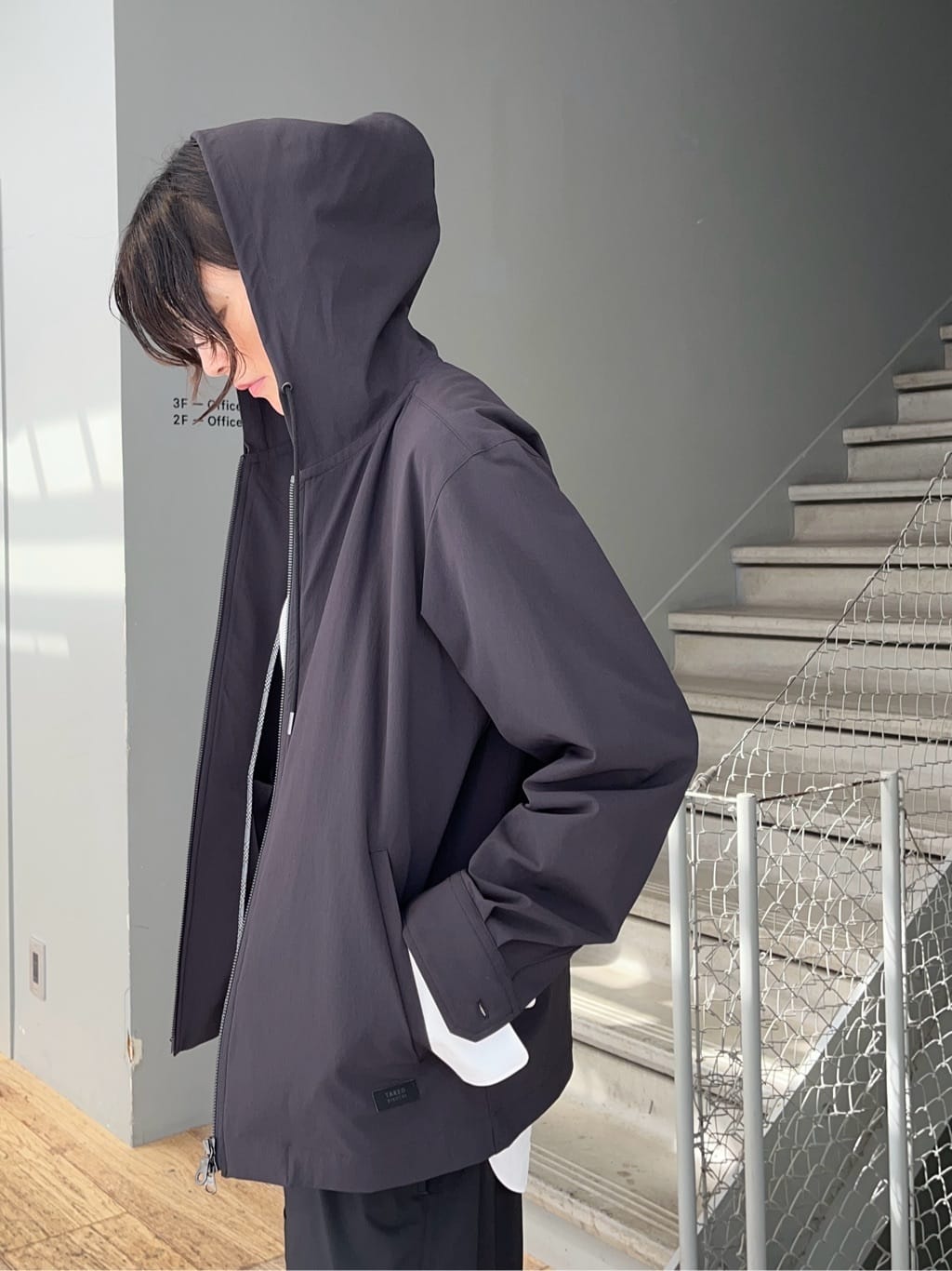 神野（jinno）さんの「TAKEO KIKUCHI｜【3D ナイロン ストレッチ】ジップアップ フードブルゾン」を使ったコーディネート