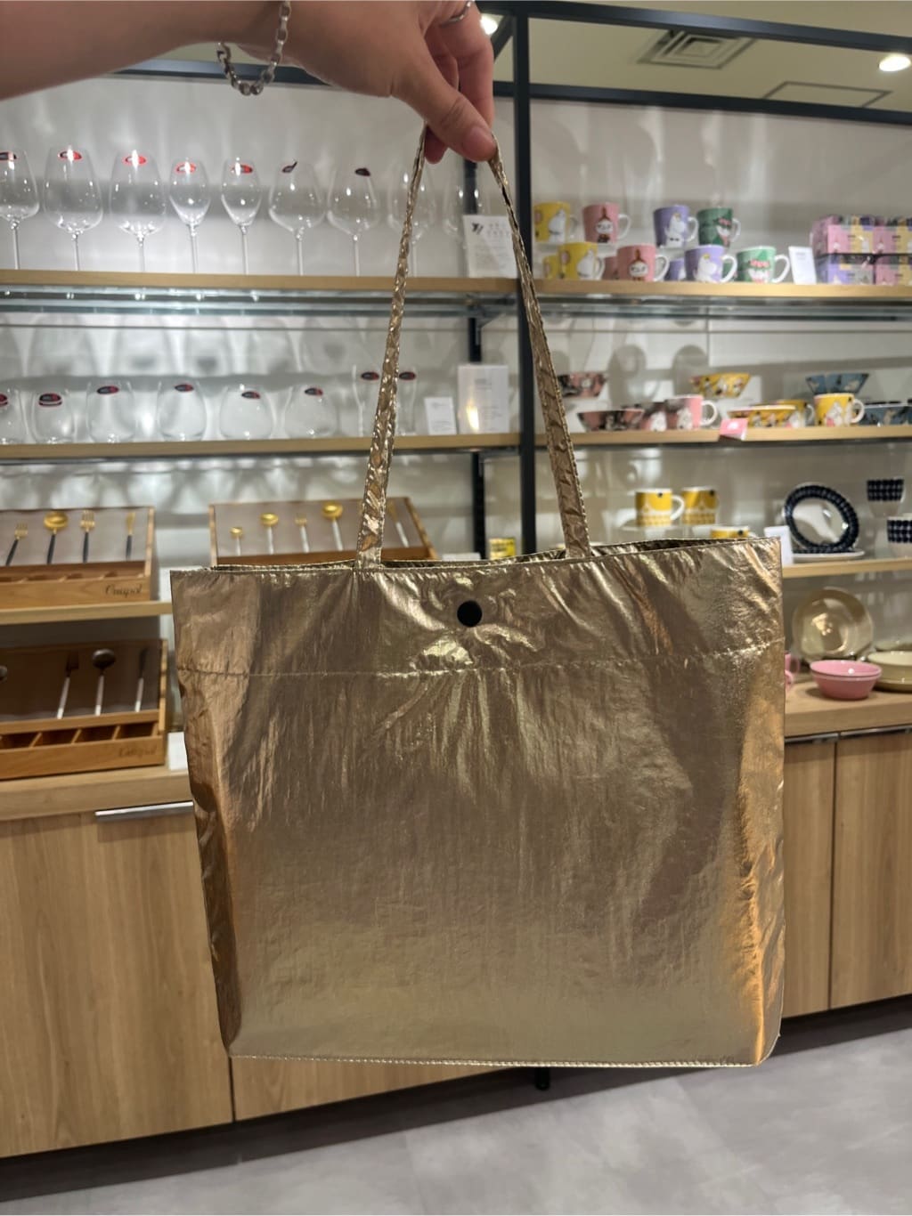 えびさんの「212 KITCHEN STORE｜シャイニーフラットランチバッグ SV」を使ったコーディネート