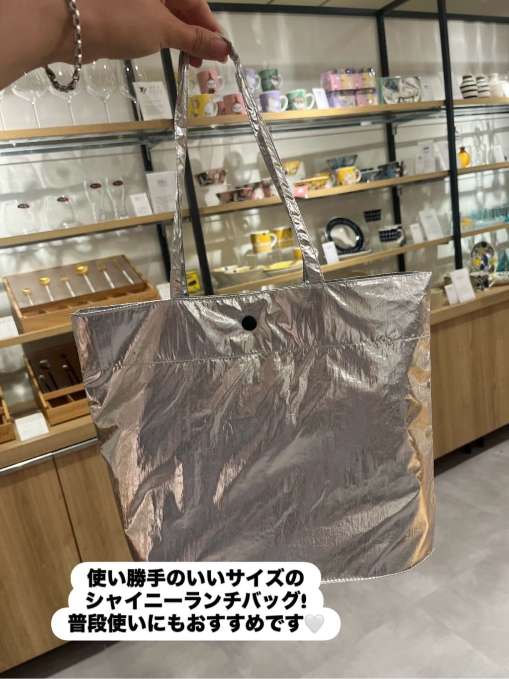 えびさんの「212 KITCHEN STORE｜シャイニーフラットランチバッグ SV」を使ったコーディネート
