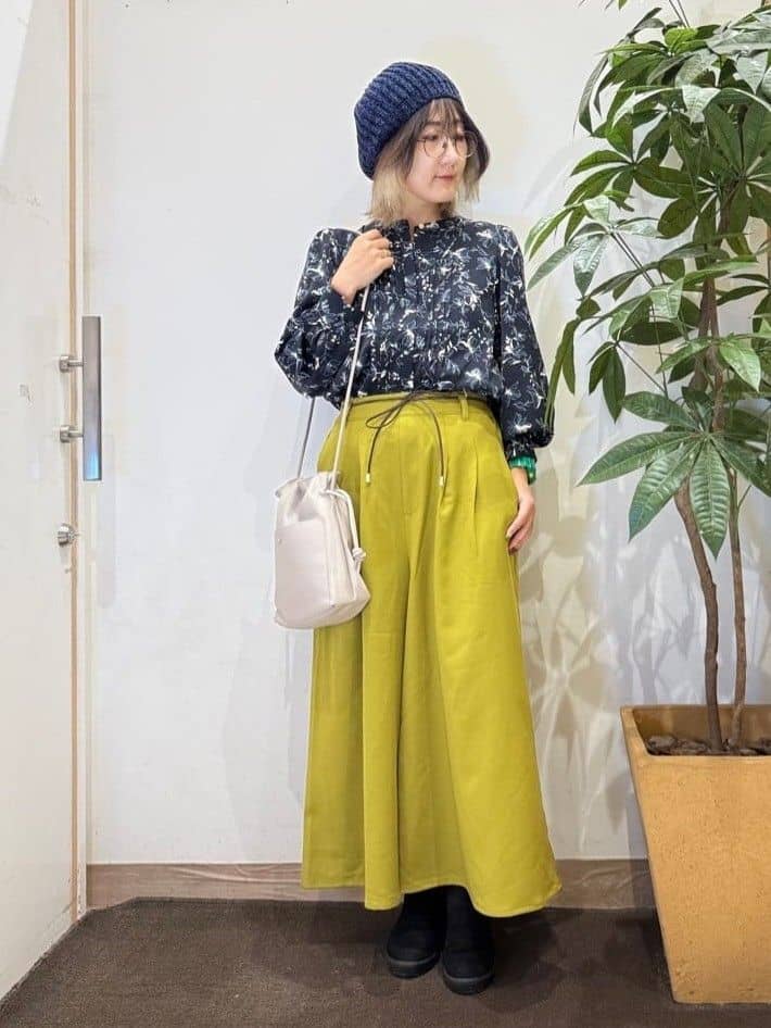 misakiさんの「SHOO･LA･RUE｜【S-LL/2点セット】脚のラインを拾いにくい ベルト付きタックスカーチョパンツ」を使ったコーディネート