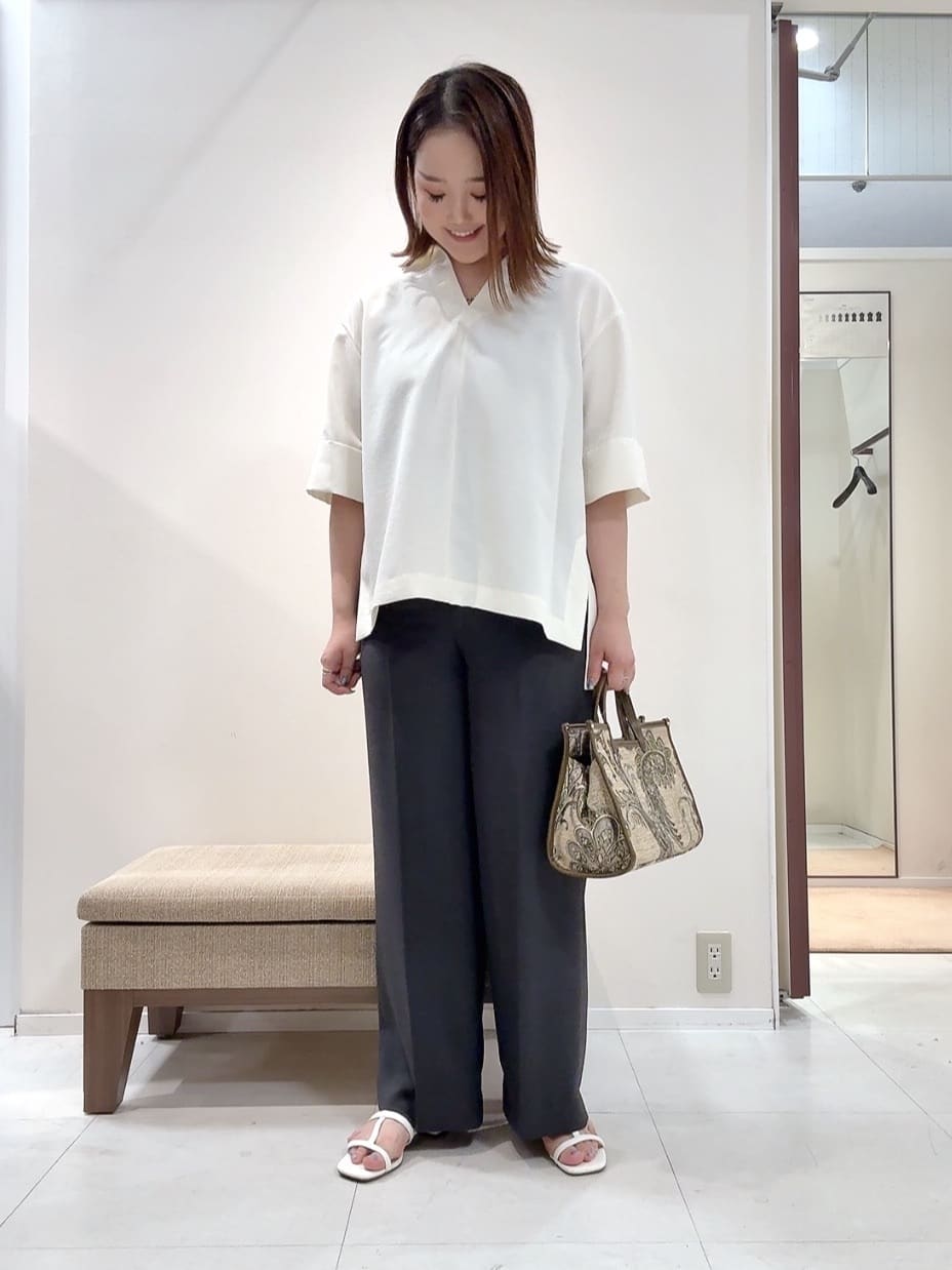 YUIさんの「UNTITLED｜【UVカット/接触冷感/吸水速乾/ゆったり】V開きネックシャツ」を使ったコーディネート