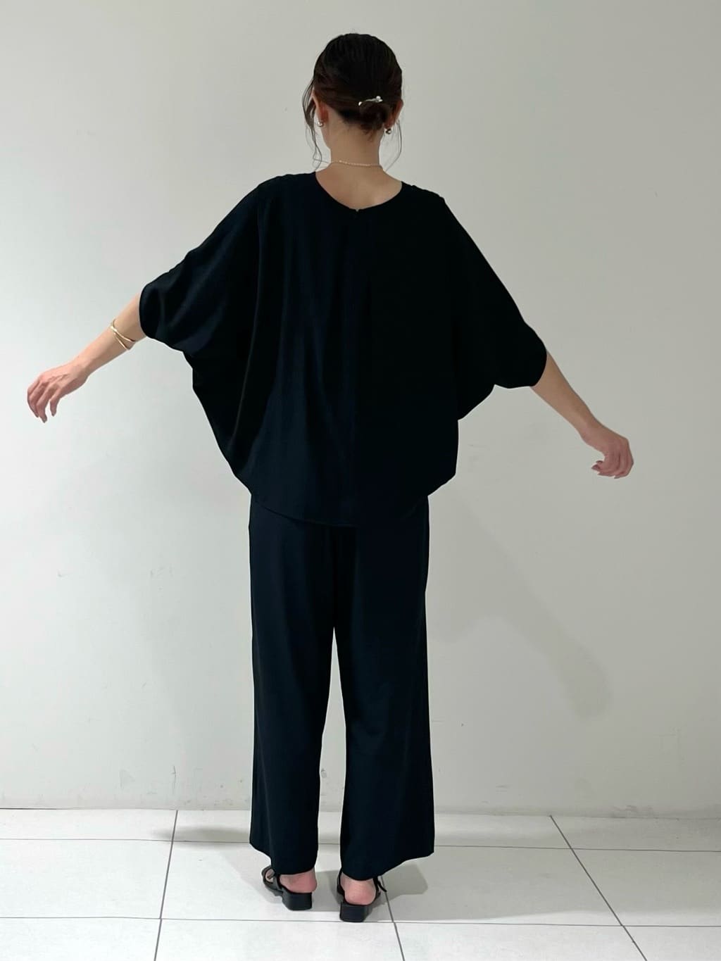 shioriさんの「INDIVI｜【体型カバー/SETUP可能】ジョーゼット　ドルマンブラウス」を使ったコーディネート