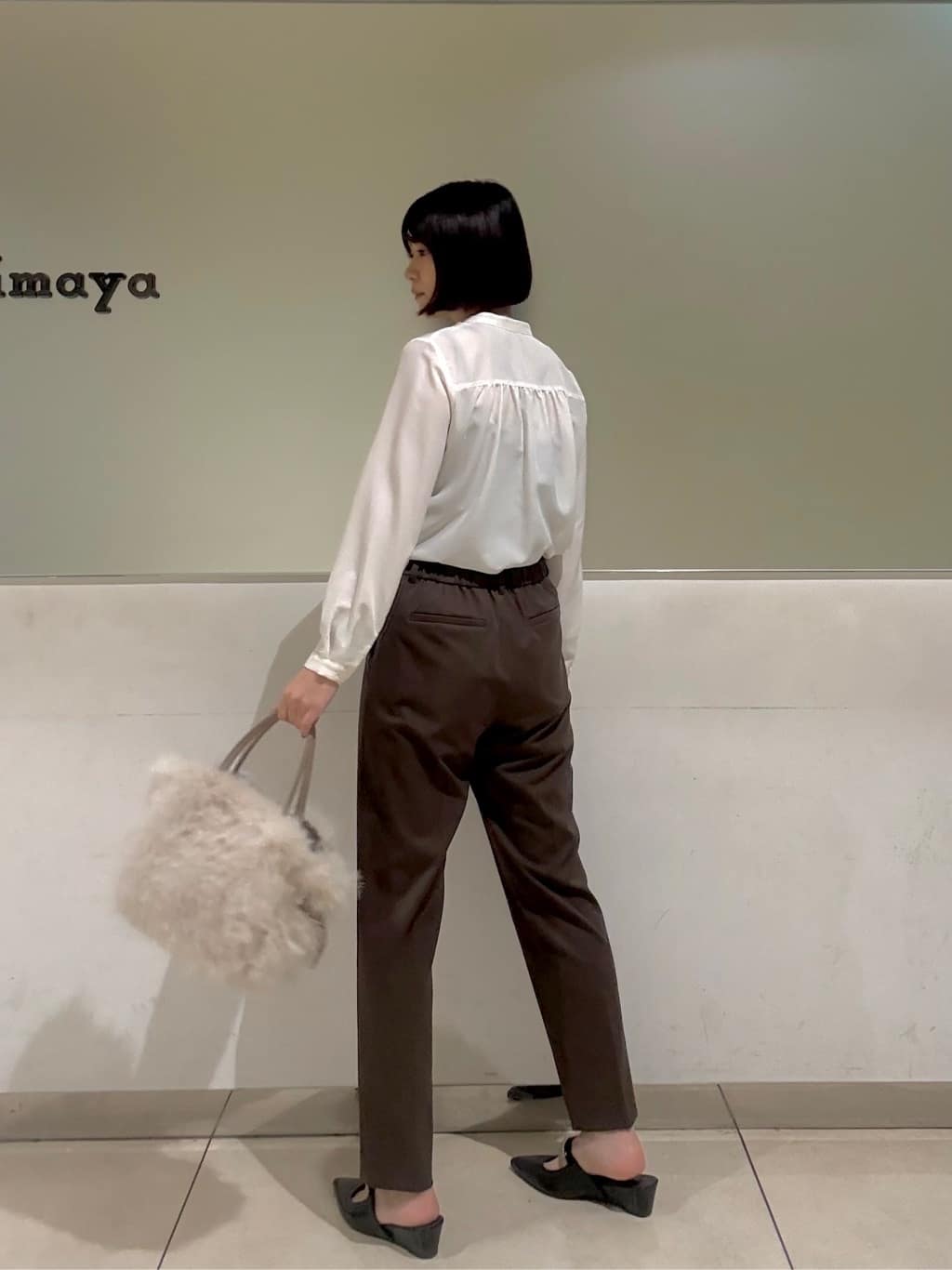 Itoさんの「UNTITLED｜【1枚で着映え/オンオフ着回し】フリルサテンブラウス」を使ったコーディネート
