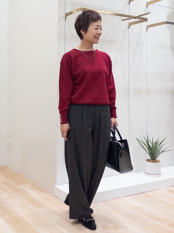 シュウコさんの「grove｜ON/OFF毎日使える！袖口ボタンドロップショルダーニット」を使ったコーディネート