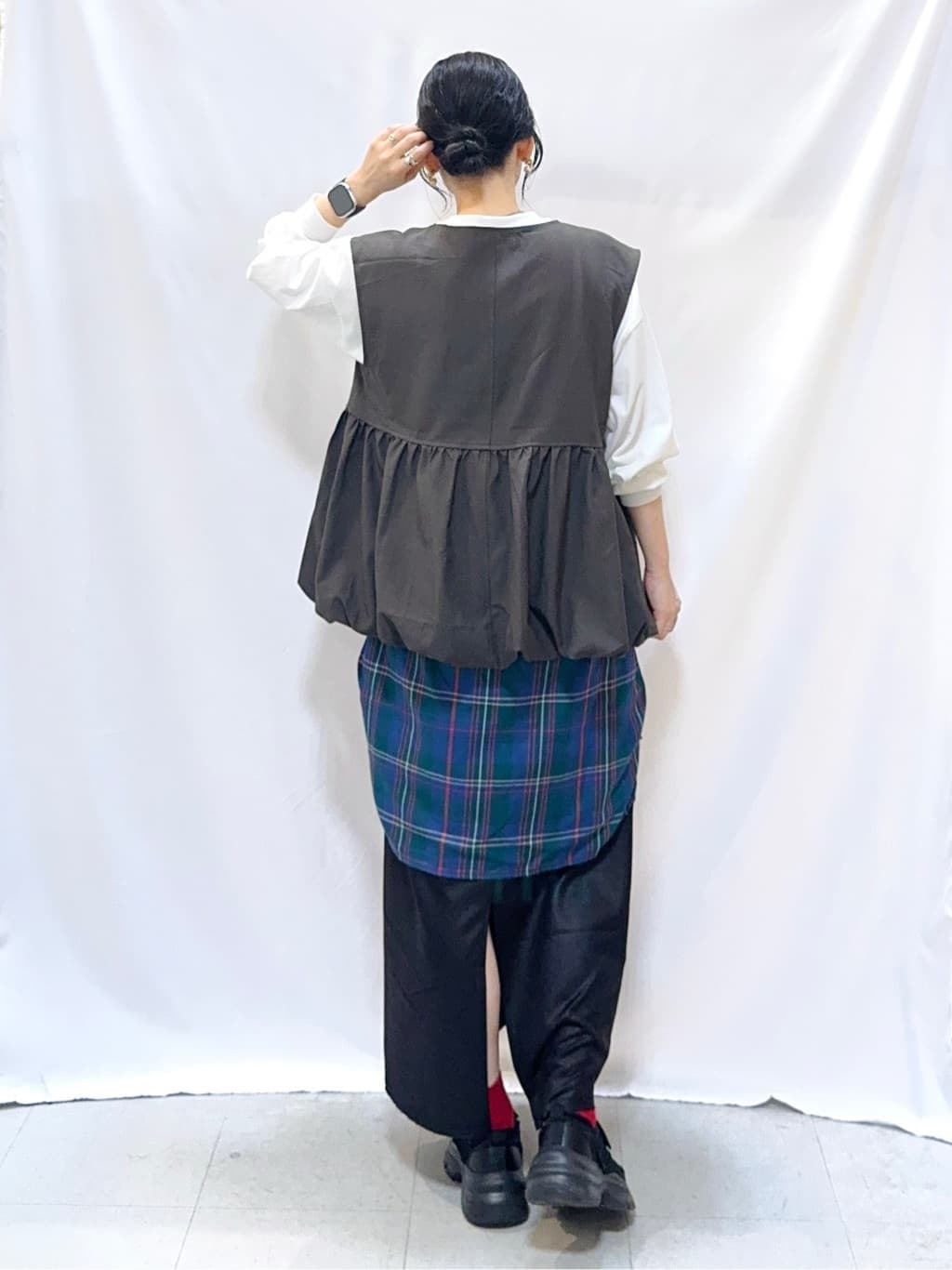 𝐇𝐢𝐫𝐨𝐦𝐢さんの「SHOO･LA･RUE｜【S-LL】美シルエット 裾バルーンシルエットジレ」を使ったコーディネート