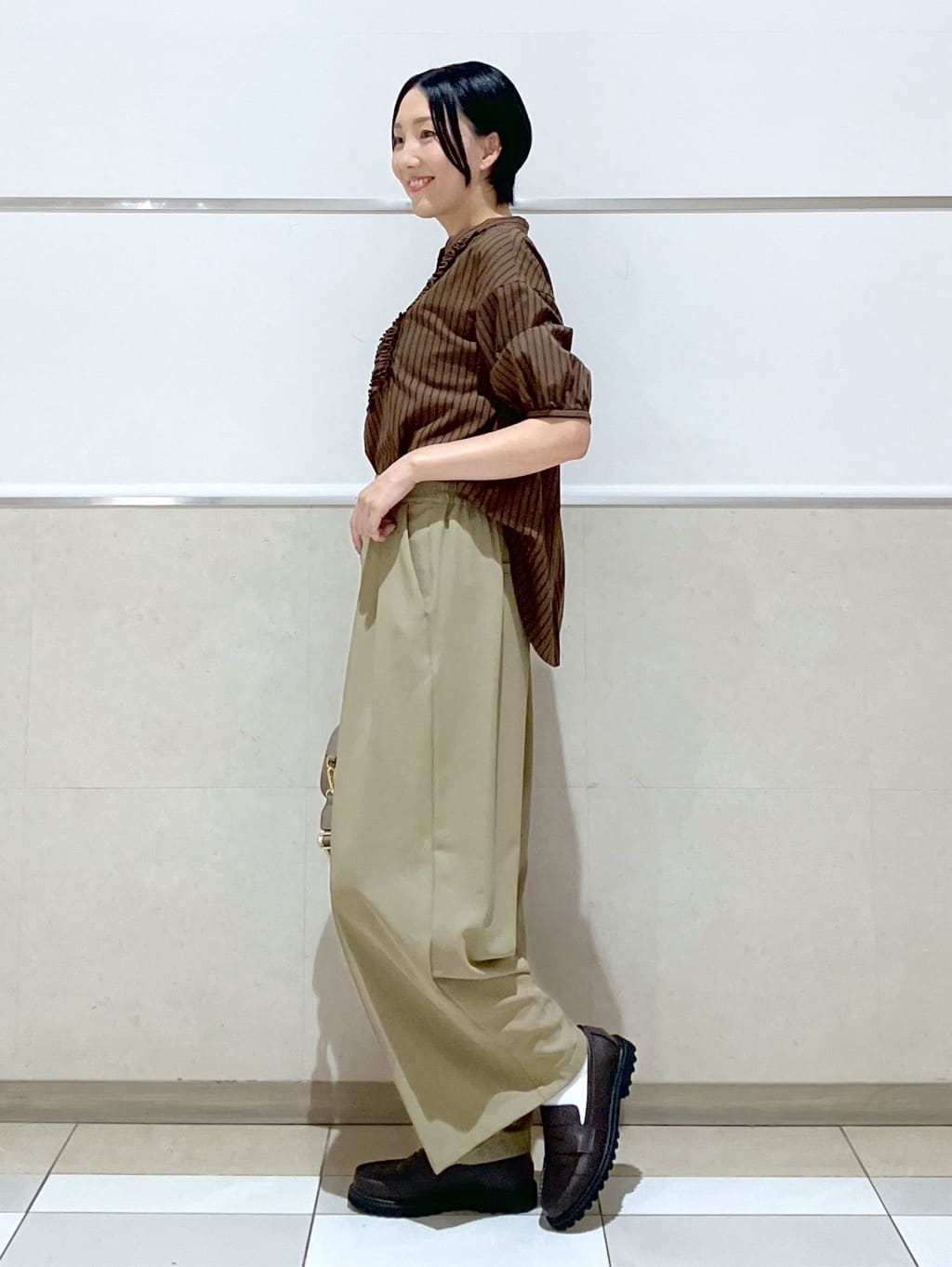 eriko さんの「Dessin｜【洗える】フリルバンドカラー五分袖ブラウス」を使ったコーディネート