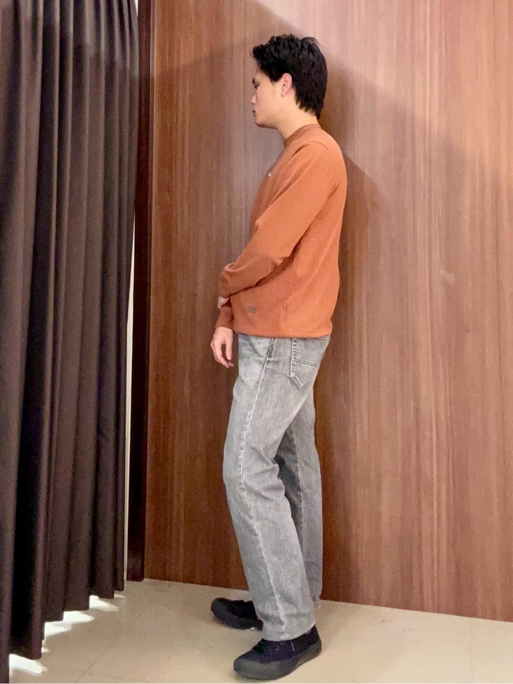 中村さんの「TAKEO KIKUCHI｜ハイゲージ モックネック ニット プルオーバー」を使ったコーディネート