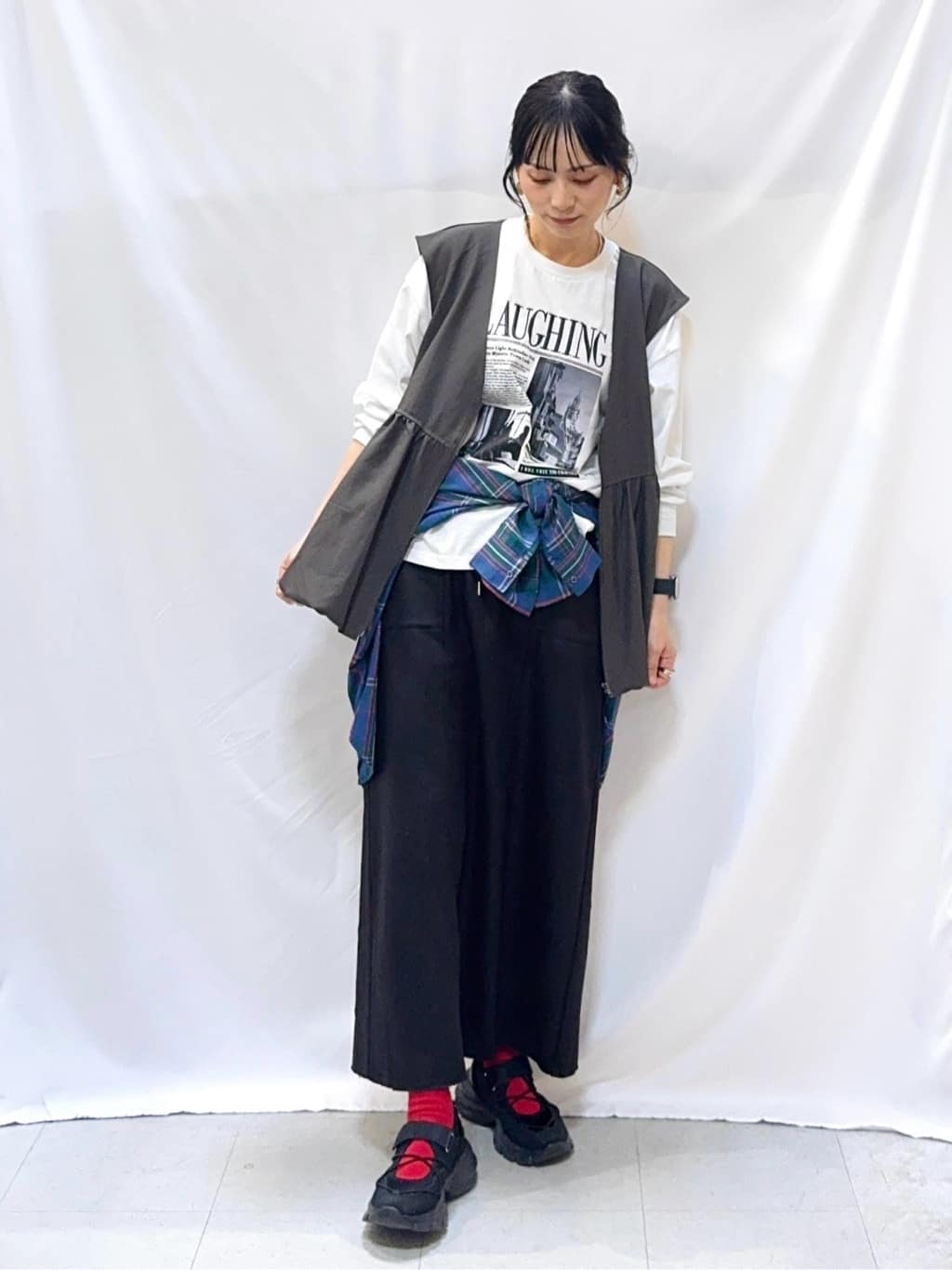 𝐇𝐢𝐫𝐨𝐦𝐢さんの「SHOO･LA･RUE｜【S-LL】美シルエット 裾バルーンシルエットジレ」を使ったコーディネート