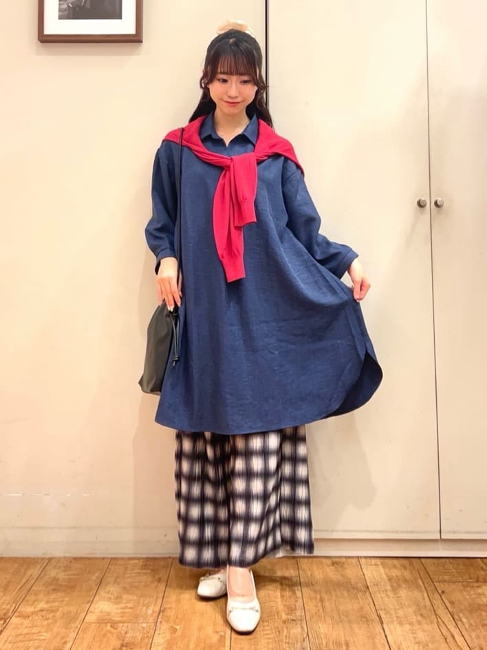 AIRIさんの「SHOO･LA･RUE｜【S-LL/体型カバー】さらっとしたタッチが魅力 デニムライクチュニック」を使ったコーディネート