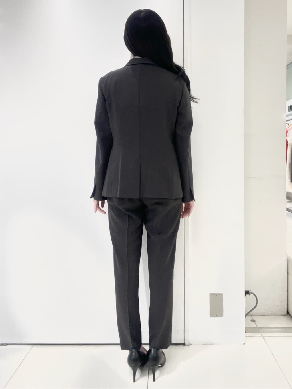 moeさんの「UNTITLED｜【通勤スーツ】ライトウェイト テーパードパンツ」を使ったコーディネート