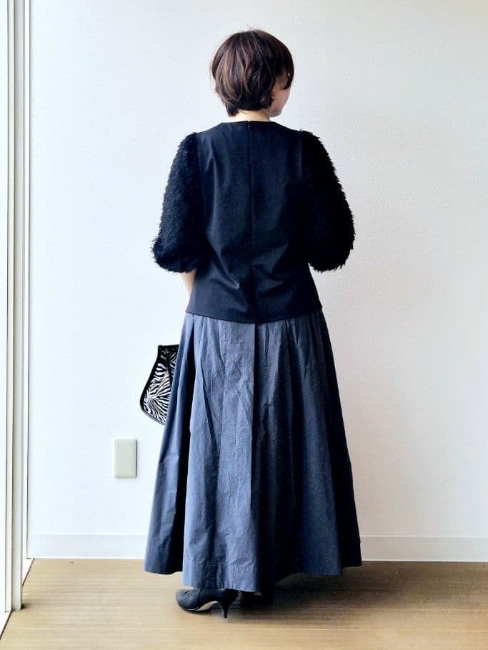 やじまさんの「UNTITLED｜【丸首/Tシャツ風/短丈】シャギースリーブ ポンチカットソー」を使ったコーディネート