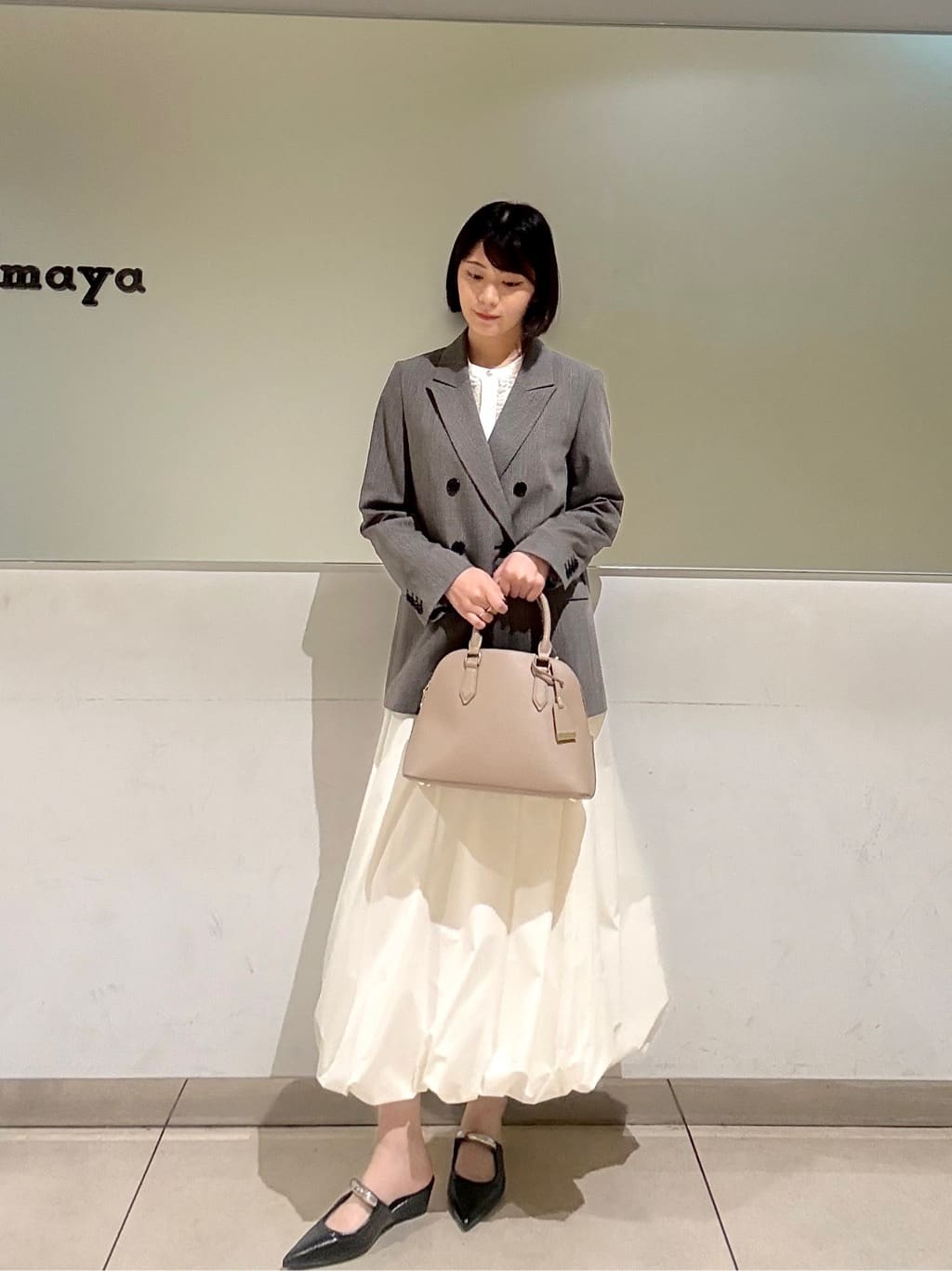 Itoさんの「UNTITLED｜【1枚で着映え/オンオフ着回し】フリルサテンブラウス」を使ったコーディネート