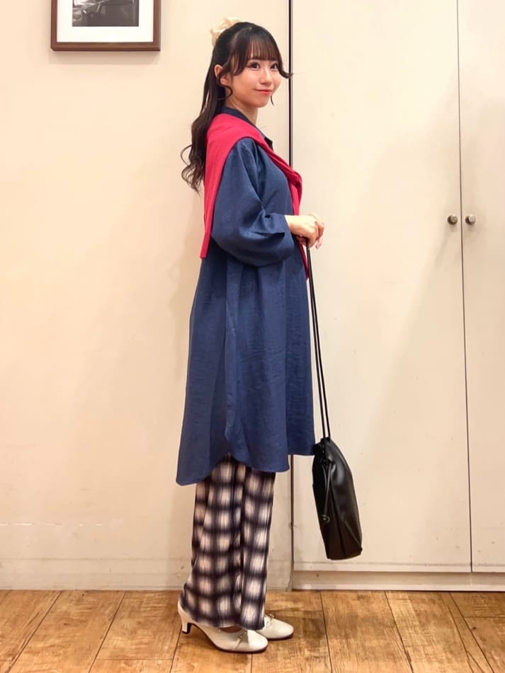 AIRIさんの「SHOO･LA･RUE｜【S-LL/体型カバー】さらっとしたタッチが魅力 デニムライクチュニック」を使ったコーディネート