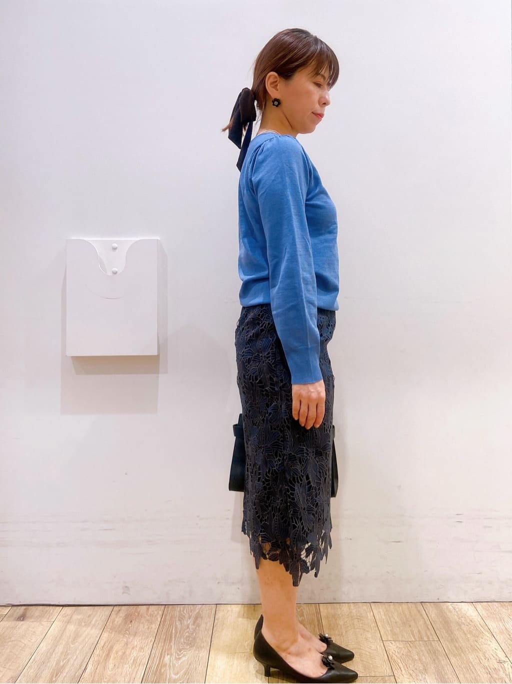 YUKOさんの「index｜パール調パーツ付きクルーネックニット【洗濯機OK】《8col／XS～3L》」を使ったコーディネート