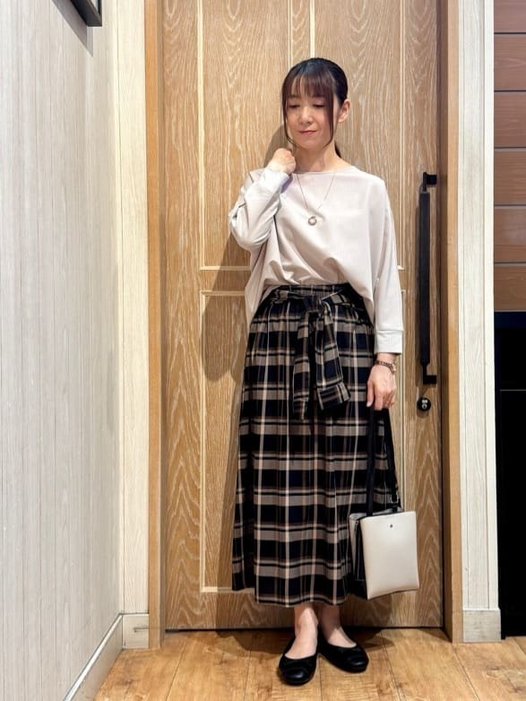 KAORIさんの「SHOO･LA･RUE｜【高レビュー/洗濯後しわになりにくい】1枚でサマ見え 8分袖ドルマンブラウス」を使ったコーディネート