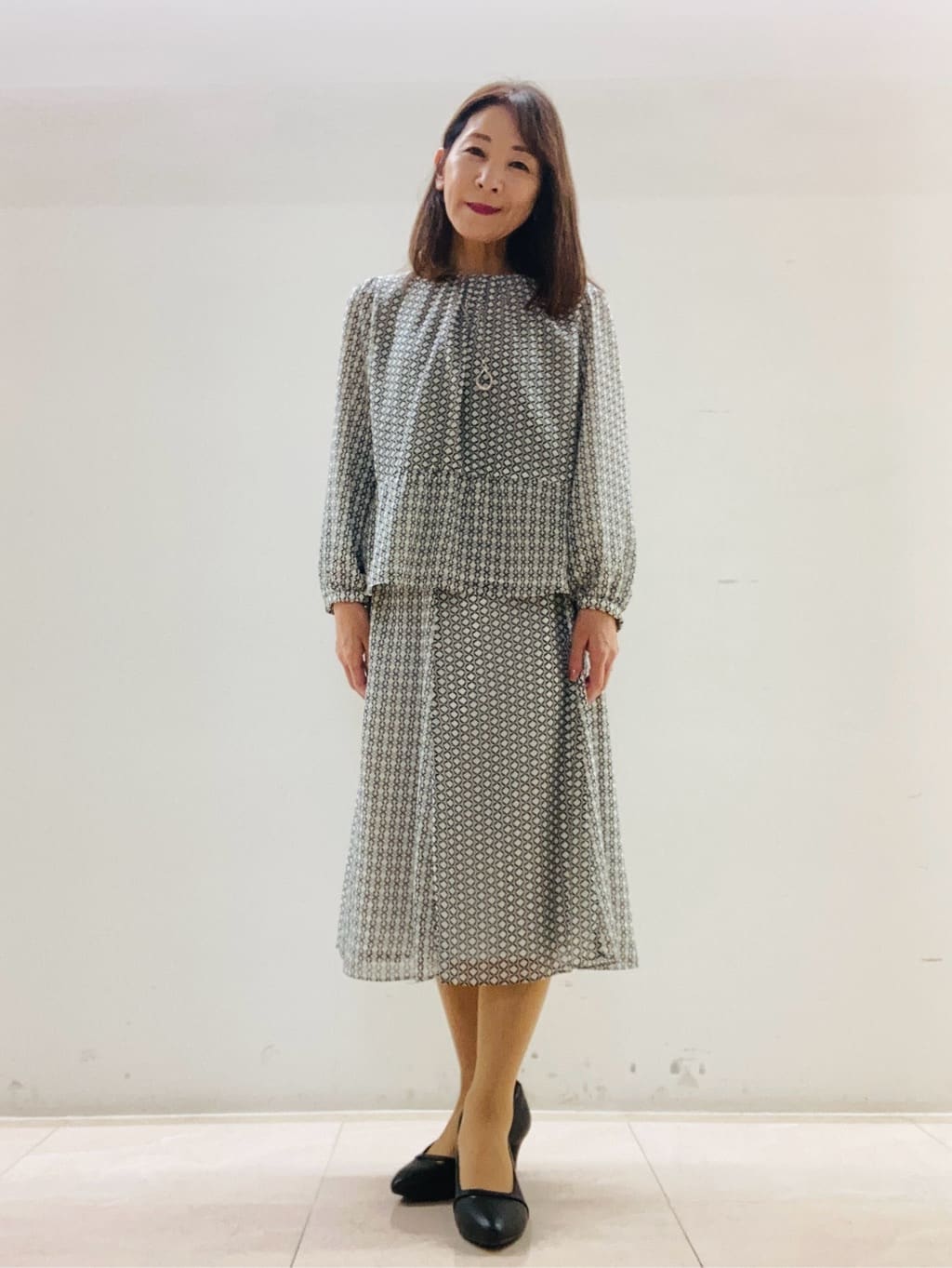 kurodaさんの「Reflect｜【きちんと見え／セットアップ可／通勤におすすめ◎】ペプラムプリントブラウス」を使ったコーディネート
